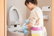 子供を寝かしつけながら寝落ちした嫁が起きたから「そういえばトイレが汚れてたよ」って言ったら急にカッという顔をして無言で出ていった　今やれって言ったわけじゃ・・・