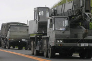 陸上自衛隊の大型クレーン車が国道で走行中に横転、道路脇の農道に落ちる…隊員にけがなし！