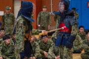 厚木基地で米海軍と陸海空自衛隊員がテイクダウン訓練を実施…柔剣道の演武も披露！