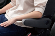 車に備わる「アームレスト」ホントに必要？ 楽チンだけど邪魔!?