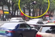 【動画】違法駐車を取り締まる中国の交通ドローン。こいつら未来に生きてんな。