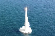 韓国が独自開発のミサイル発射、潜水艦発射型  [9/15]