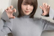 上田麗奈さん、鎖骨を撫でる・・・