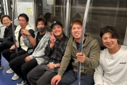画像　ロッテ主力メンバーが大勢で電車に乗ってるのシュールすぎwww