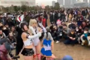 コミケでコスプレイヤーのスカートを覗き見ようとするオタク達　海外で話題に･･･