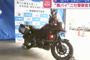 「ニセ黒バイ隊員」から押収したバイクを公開…左右や後ろに赤色灯をつけて不正改造！