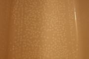 お風呂に謎の白い斑点がついてる