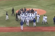 【悲報】ヤクルト森岡コーチ、死球を当てた側なのに逆ギレして乱闘騒ぎに