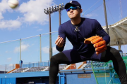 プロ野球選手たち、次々と沖縄の自主トレへ出発してしまう