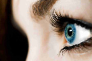 「黒目を大きくしたい」という強い欲求…なぜカラコンは若い女性たちに支持されるのか