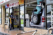 【悲報】老人ドライバー(73)、コンビニにカチコミしてしまうｗｗｗｗ