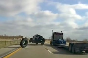 【動画】落下物が大型タイヤだった時の事故、悲惨すぎる。