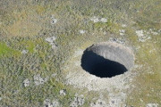 ロシア北極圏の永久凍土で数年前から巨大穴が相次いで確認される → ドローンを使って調査した結果…
