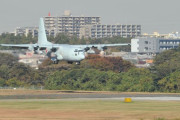 海上自衛隊のC-130R輸送機が厚木基地に緊急着陸、エンジン不具合で4機のうち1機を停止！
