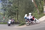 【動画】2ケツのバイクが次々と転倒する魔のカーブを観察。中には一人で転倒するライダーも。