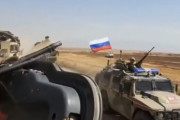 走行中のアメリカ軍車両にロシア軍が「あおり運転」…シリアの砂漠で繰り広げられた一触即発のロードレイジ映像が公開！