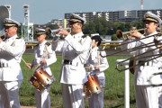 海自東京音楽隊が東京競馬場で「ウマ娘」の楽曲披露…昼休みに演奏会！