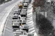 北陸道１０９０台立ち往生続く　福井県、陸自に災害派遣要請