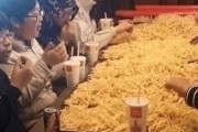 マクドナルドで致死量のポテトを買ってパーティーしている画像、11周年を迎えて本人が現れる！しかし・・・