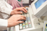いまだに現金払いのやつwwww