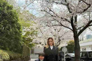 入学式コーデ衝撃！42歳有名モデル　膝上20センチ「めっちゃ綺麗」孫もいるシングルマザー