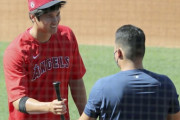 【朗報】大谷翔平、ファンの少年にバットをプレゼントする