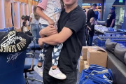 山本由伸が抱きかかえる小さな少女にMLBファン騒然！←「ファミリーの絆だ！」（海外の反応）