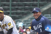 西武山川、ニヤニヤしながら阪神佐藤に話しかける