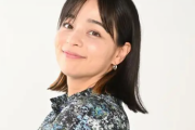 【松井妻】加藤ローサさん、目の粗いざっくりニットで黒インナーが...！可愛いと話題に。