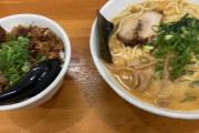 深夜のラーメン屋来たらキャバ嬢とボーイっぽい集団おって草