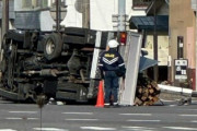 【速報】トラック横転の単独事故、新聞記者が事故現場を取材で撮影→激昂した運転手が新聞記事をボコボコにする