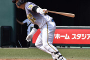 阪神原口が復帰戦で右足死球　ベンチには自力歩行