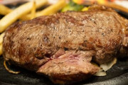 ワイ「ステーキ肉1500g完食出来たら奢ってやるで」 トッモ3人「じゃあやるわ」 →