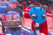 【NBA】ホーネッツ、子供にPS5を渡すふりをしてカメラの外で奪い取ったとして謝罪…
