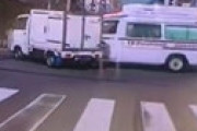 【動画】 前の車が急に止まった！ 追い抜いたろ！ ⇒ 救急車と激突する衝撃動画が話題に