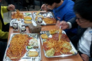 【画像】韓国の給食、質はともかく「量」が多くて裏山ｗｗｗｗｗｗｗｗ