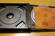 【要注意】もしCDケースに「薄いスポンジ」が入ってたらすぐ捨てろ！！　入れたまま何十年も経つと悲惨すぎる事に・・・(((((( ；ﾟДﾟ))))