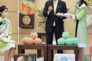 【画像】最高級メロンを美女から手渡されデレデレの岸田総理と、それを手渡す美女の視線をご覧下さいｗｗｗ