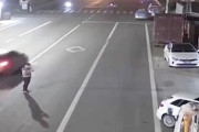 【動画】歩きスマホに夢中になっていた男、道路のど真ん中で立ち止まり大怪我。