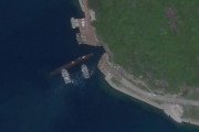 中国潜水艦が地下基地を使用する場面か、衛星写真が波紋