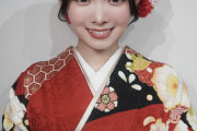 年女・山﨑夢羽さん、赤い振袖姿を披露