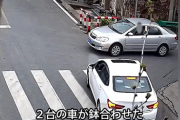 【故事】中国の村の道路で鉢合わせた2台の車、互いに譲らず夜になる