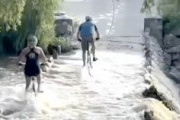 【動画】浸水した橋を渡ろうとした自転車女子が急流に吸い込まれて心肺停止に。