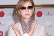 【超悲報】YOSHIKIさん、ファンとの接触で負傷したことを報告