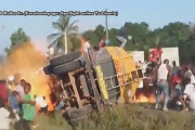 【動画】アフリカ西部でタンクローリーが横転 →地元民「ヒャア！ガソリン持ち去るぞ！！！」 →最悪の事態に・・・