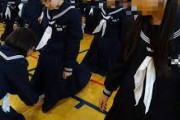 【キモすぎ】佐賀県の中学校、男子生徒の近くで女子生徒の肌着チェック「見ようと思えば見れる距離」