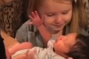 お姉ちゃんになった瞬間！初めて赤ちゃんを抱いたときの女の子の表情。海外の反応