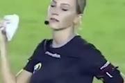 【悲報】美女レフェリーさん、レッドカードを出すと見せかけてハンカチで顔を吹いてしまい炎上