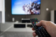 テレビをつけたまま就寝することのメリットがある模様、おなじみのテレビ番組を見ることで･･･