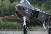 韓国初の国産戦闘機「KF-21」どんな機体？ 米の第5世代戦闘機にそっくりな“第4.5世代”とは